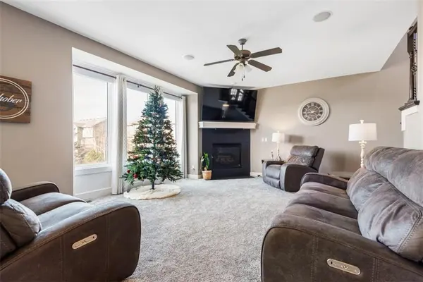 899 S Clearwater Creek DR, Olathe, KS 66061