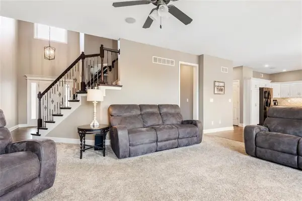 899 S Clearwater Creek DR, Olathe, KS 66061