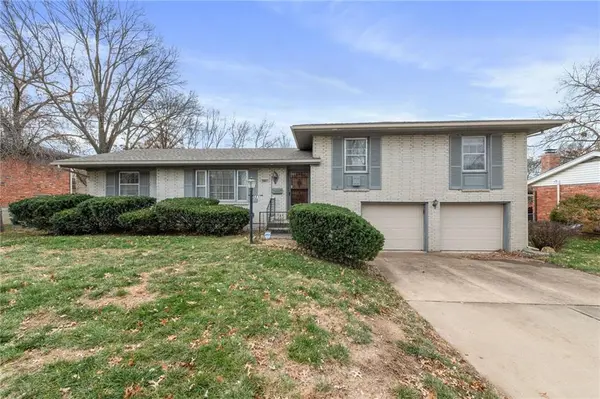 5517 W 97th TER, Overland Park, KS 66207