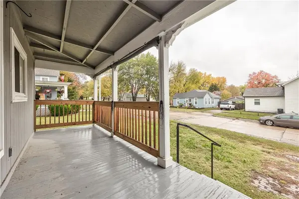 702 E Piankishaw ST, Paola, KS 66071