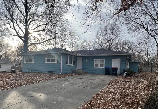 406 N 17th AVE, Greenwood, MO 64034