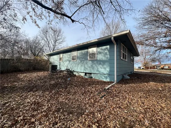 406 N 17th AVE, Greenwood, MO 64034