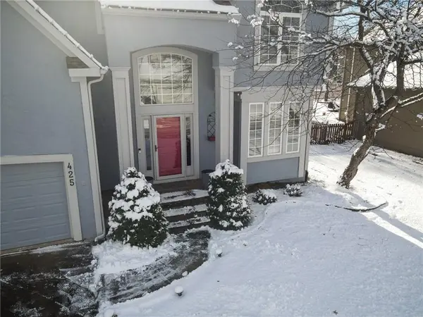 425 Emerald DR, Lee's Summit, MO 64064