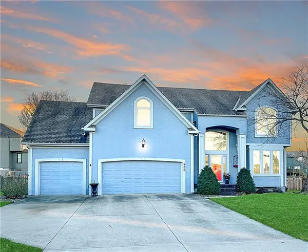 425 Emerald DR, Lee's Summit, MO 64064