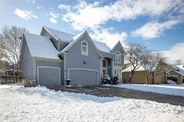 425 Emerald DR, Lee's Summit, MO 64064