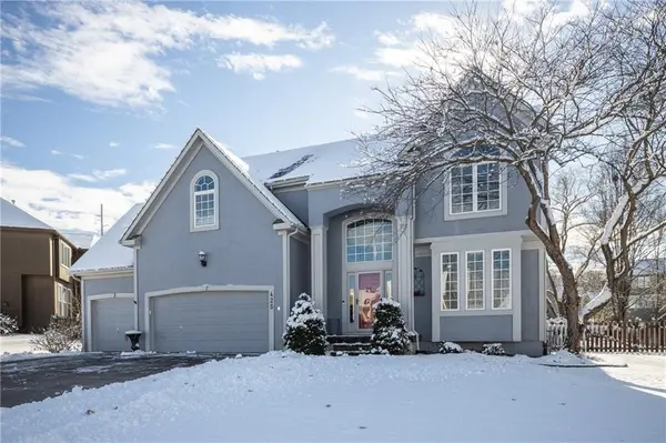 425 Emerald DR, Lee's Summit, MO 64064