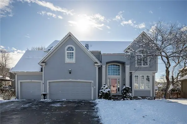 425 Emerald DR, Lee's Summit, MO 64064