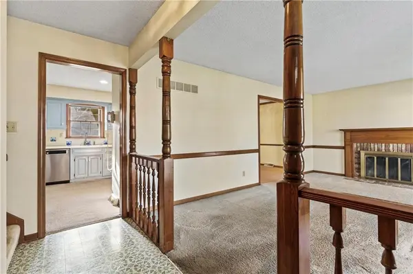 709 Cambridge DR, Lee's Summit, MO 64086