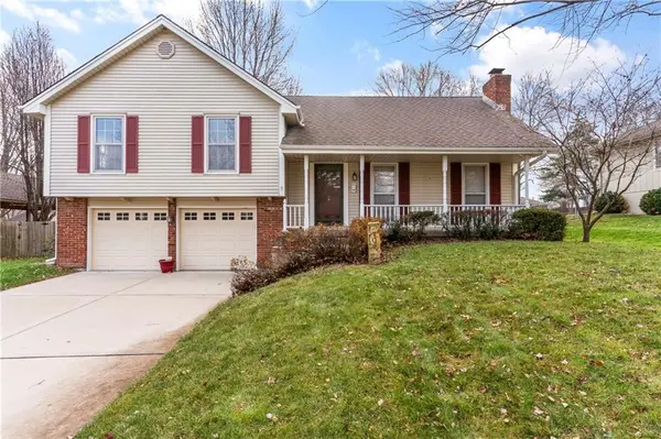 709 Cambridge DR, Lee's Summit, MO 64086
