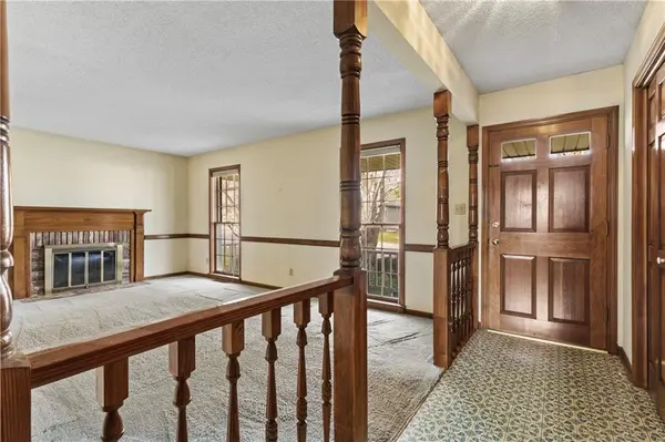 709 Cambridge DR, Lee's Summit, MO 64086