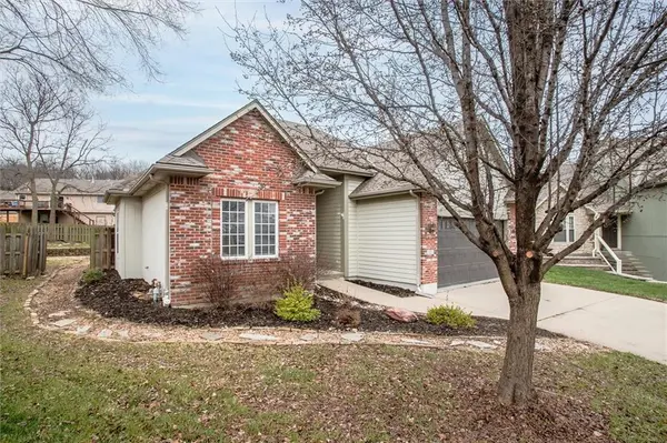 504 SW Oak Wood CT, Grain Valley, MO 64029