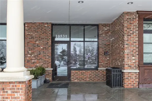 10531 Mission RD #204B, Leawood, KS 66206