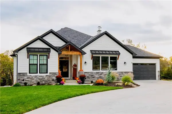 2 Seminole CIR, Lake Winnebago, MO 64034
