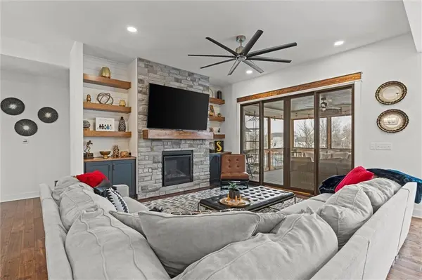 2 Seminole CIR, Lake Winnebago, MO 64034