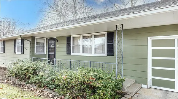 955 Harr Grove RD, Peculiar, MO 64078
