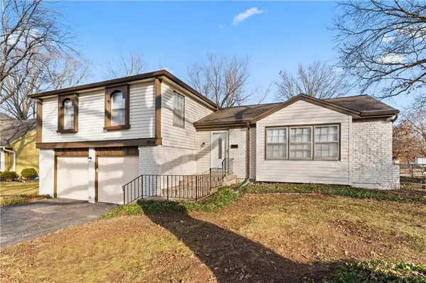 7916 W 97th ST, Overland Park, KS 66212