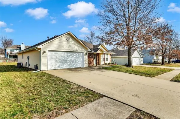 626 SW Gateway DR, Grain Valley, MO 64029