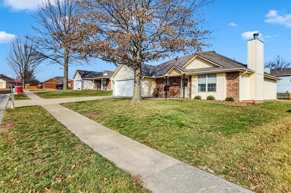 626 SW Gateway DR, Grain Valley, MO 64029