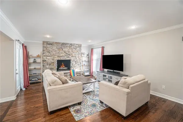 10011 Delmar LN, Overland Park, KS 66207