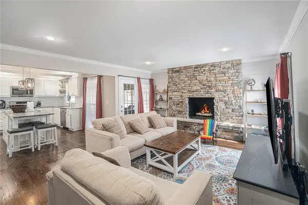 10011 Delmar LN, Overland Park, KS 66207