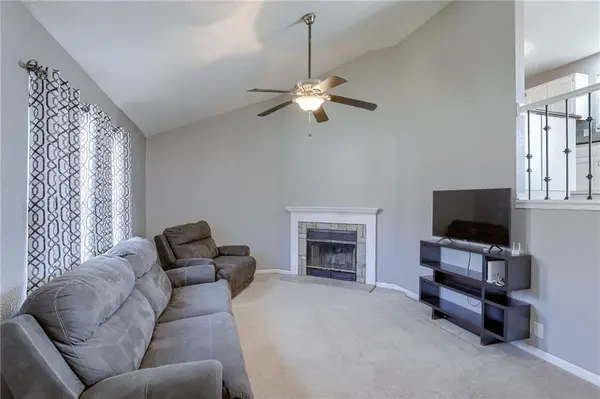 1601 Cookingham DR, Kansas City, MO 64155