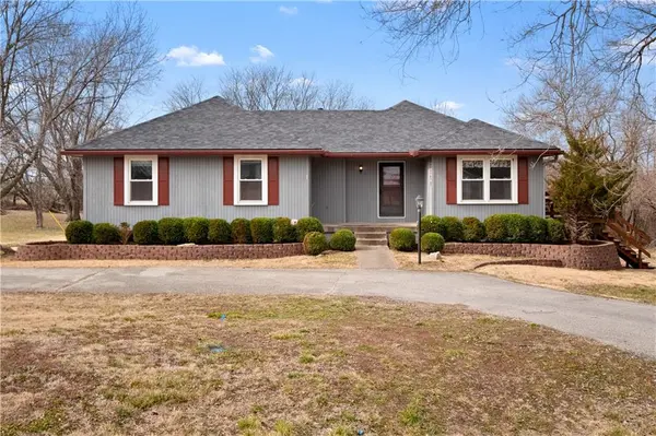 18990 Lawson LN, Spring Hill, KS 66083