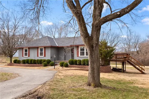 18990 Lawson LN, Spring Hill, KS 66083