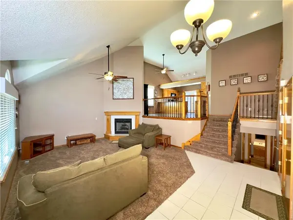 1308 NE Applewood ST, Lee's Summit, MO 64086