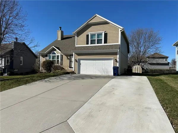 1308 NE Applewood ST, Lee's Summit, MO 64086