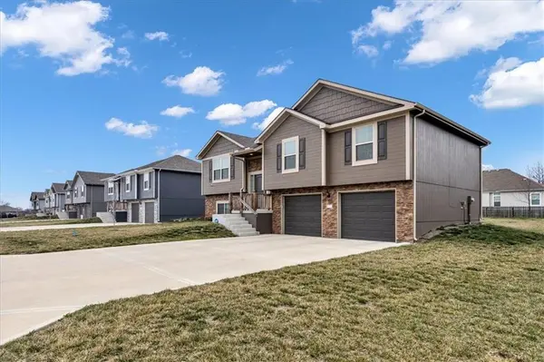907 SW Chickadee DR, Oak Grove, MO 64075