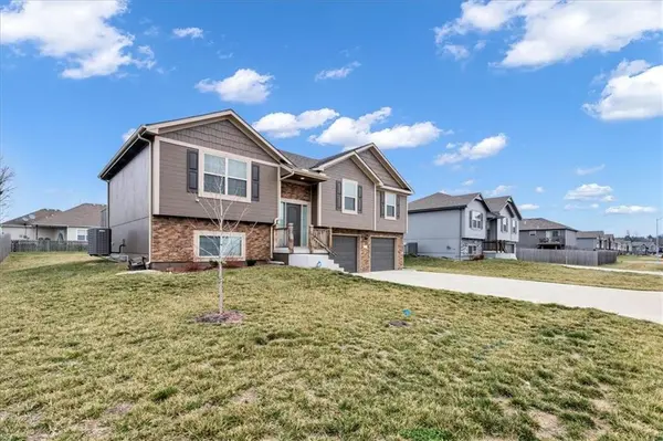 907 SW Chickadee DR, Oak Grove, MO 64075