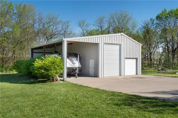 11210 Easley DR, Lee's Summit, MO 64086