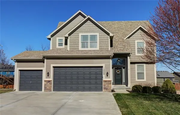 1008 Bellflower LN, Greenwood, MO 64034