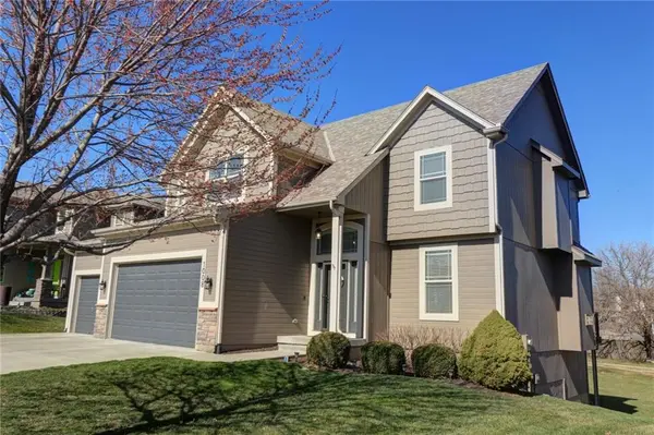 1008 Bellflower LN, Greenwood, MO 64034