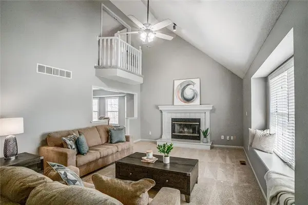 912 NE Michael DR, Lee's Summit, MO 64086