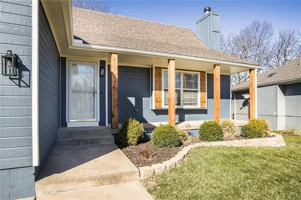 912 NE Michael DR, Lee's Summit, MO 64086