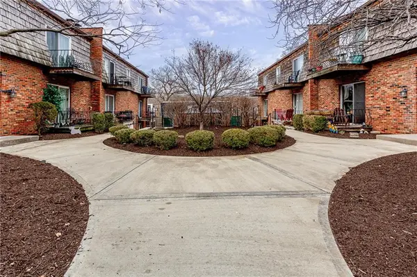 4426 Jarboe ST #4, Kansas City, MO 64111