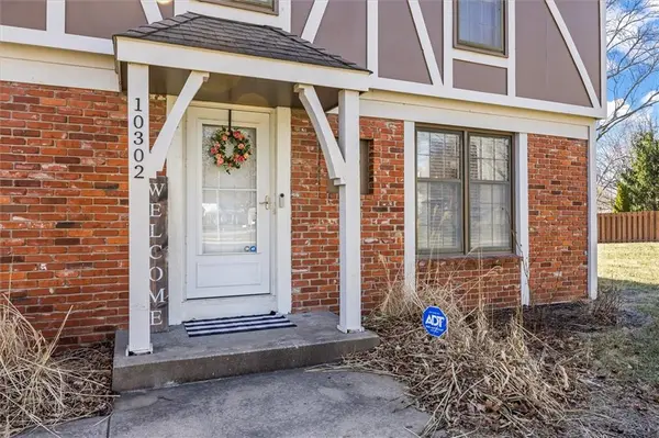10302 Caenen DR, Overland Park, KS 66215
