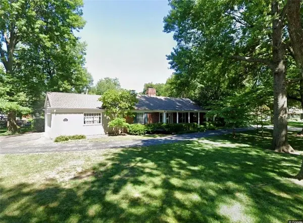 9111 Pawnee LN, Leawood, KS 66206