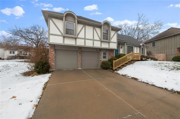 10215 Long ST, Lenexa, KS 66215
