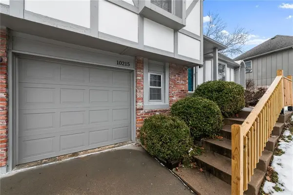 10215 Long ST, Lenexa, KS 66215