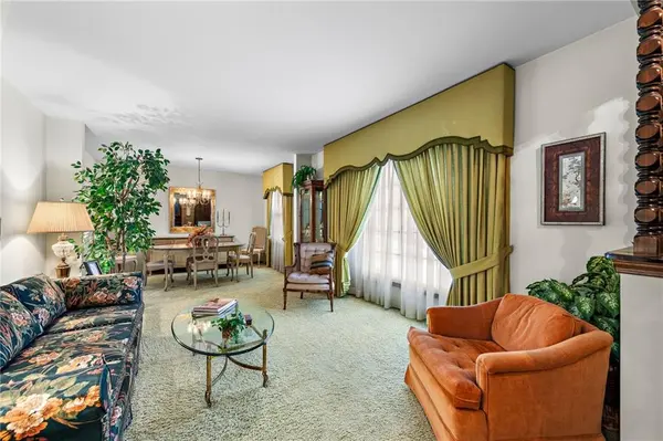 10215 Long ST, Lenexa, KS 66215
