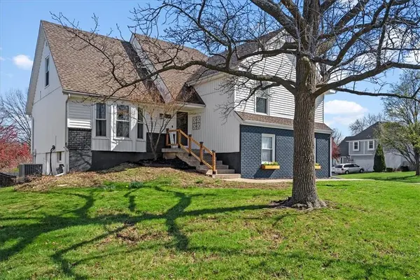 8369 Alden ST, Lenexa, KS 66215