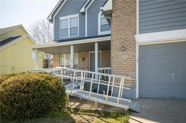424 Oak Wood LN, Grain Valley, MO 64029