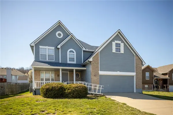 424 Oak Wood LN, Grain Valley, MO 64029