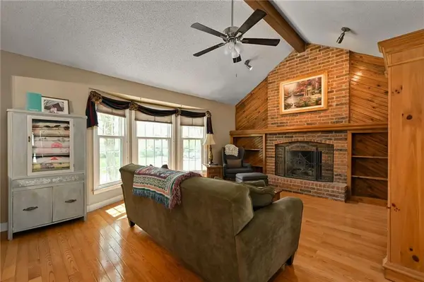 15200 W 122nd ST, Olathe, KS 66062