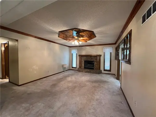 1640 Westwind DR, Lee's Summit, MO 64086