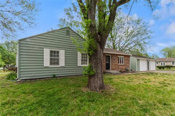 709 W Oak ST, Olathe, KS 66061