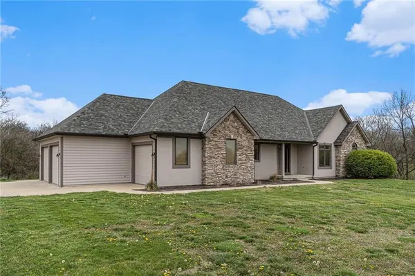 25850 Primrose LN, Lawrence, KS 66044