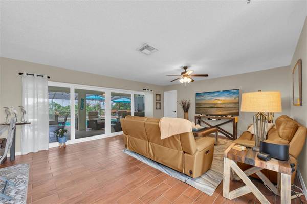 207 AMESBURY CIR, Sun City Center, FL, 33573 photo 5